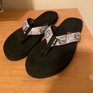 Black TEVA Flip Flops Rose Pattern Size 10